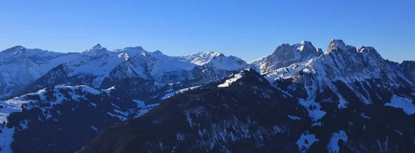Vista dal comprensorio sciistico di Rellerli verso il monte Oldenhorn — Foto Stock