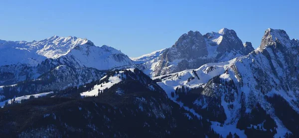 雪覆われた山 Gummfluh とル Rubli — ストック写真