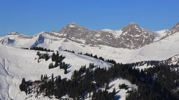 Montera vaniljdo Noir och andra toppar sett från skidområdet Rellerli — Stockfoto