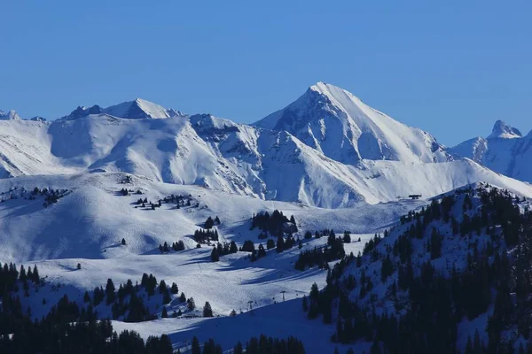 View of the Saanersloch ski slopes and snow covered mountains — Stock Photo, Image