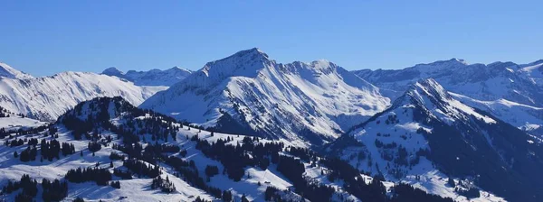 Hornberg, giferspitz und wasseregrat vom rellerli ski aus gesehen — Stockfoto