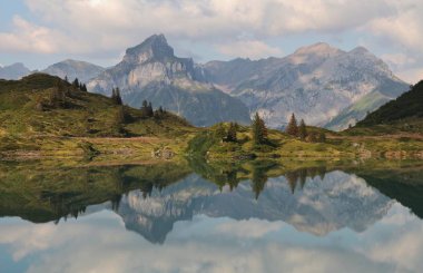 Mount Engelberger Rothorn Gölü Trubsee yansıtması.