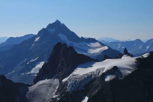 Buzul ve mount Titlis görülen dağlar — Stok fotoğraf