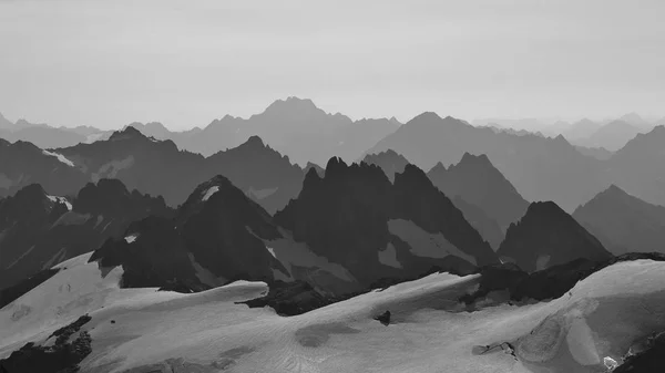 Вид з гори Titlis по відношенню до гори Oberalpstock — стокове фото