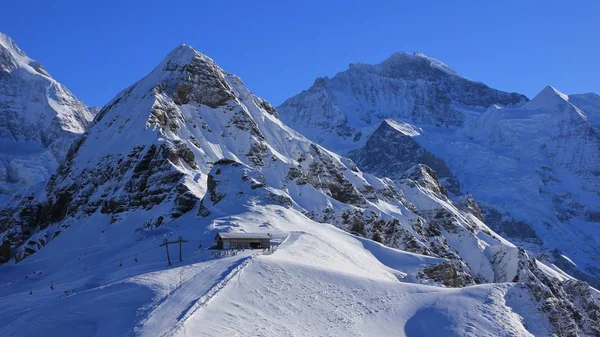 Neve coberto montanhas Lauberhorn e Jungfrau, estação de cume o — Fotografia de Stock