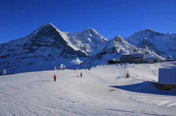 Sípálya és a hó borított hegyek Eiger, a Mönch és, Lauberhorn egy — Stock Fotó