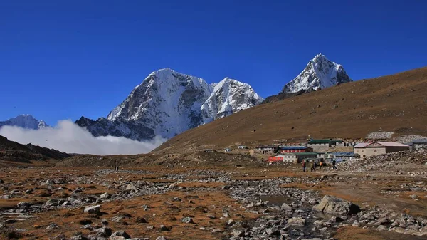 Lobuche ve yüksek Dağları otelleri — Stok fotoğraf