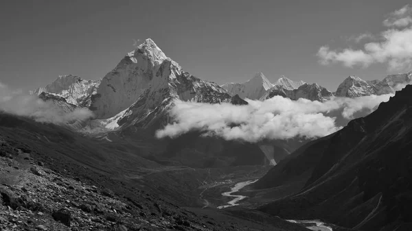 Mount Ama Dablam och moln — Stockfoto