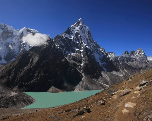 Turquoise lake Cholatse Tsho en mount Cholatse. — Stockfoto