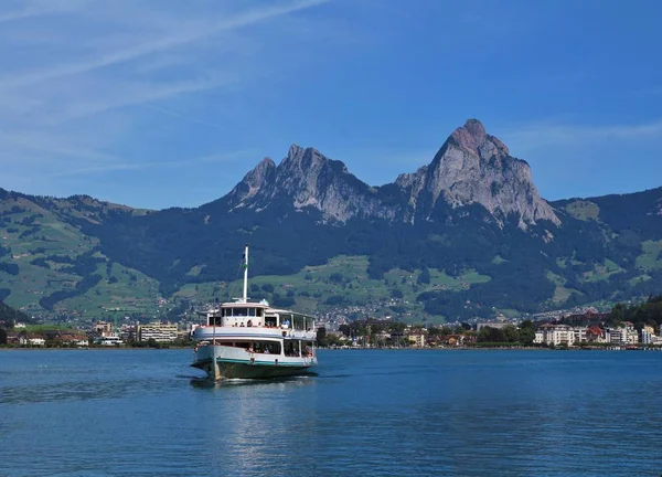 Gemi Gölü Vierwaldstattersee ve monte Mythen, İsviçre.