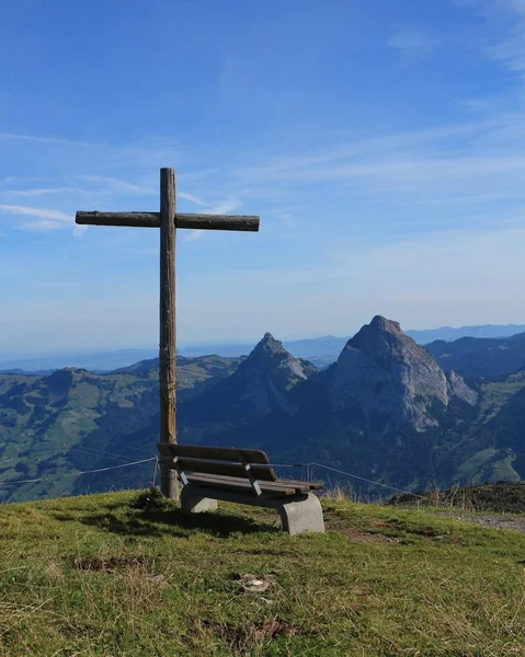 Croce sommitale e panchina sul Monte Fronalpstock — Foto Stock