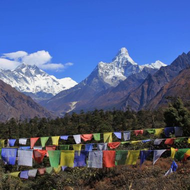 Kar dağlar Lhotse ve Ama Dablam şapkalı.