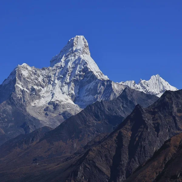 Mount Ama Dablam sett från Khumjung — Stockfoto