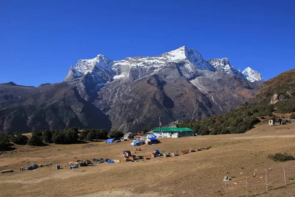 Syangboche airport and snow capped mountain — Stock Photo, Image