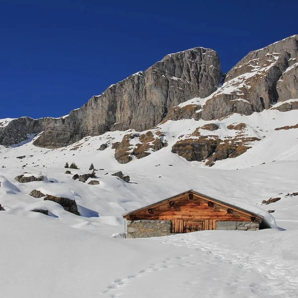 Winterszene in Braunwald, Schweizer Alpen — Stockfoto