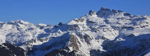 Gross Charpf e outras montanhas em Glarus Canton, cena de inverno — Fotografia de Stock