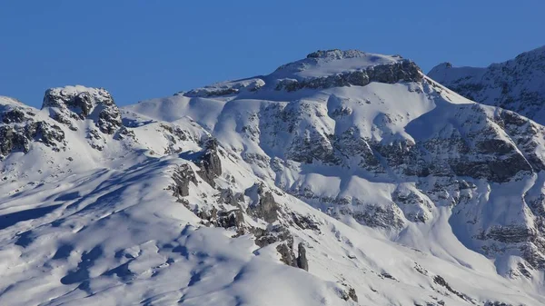 Montañas cubiertas de nieve en el cantón de Glarus —  Fotos de Stock