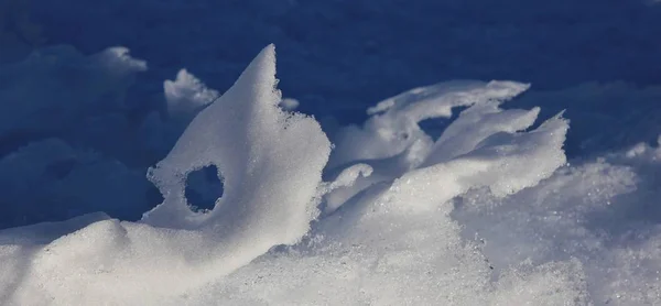 Neige façonnée par le vent et la météo . — Photo