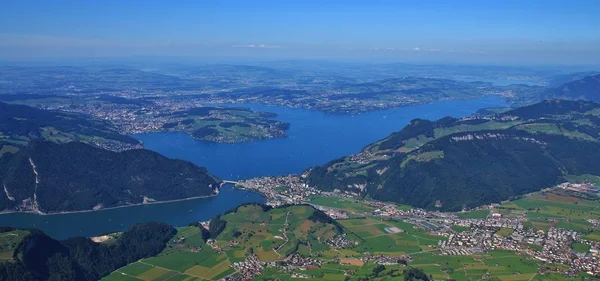 Lake Vierwaldstattersee en Luzern in de zomer. — Stockfoto