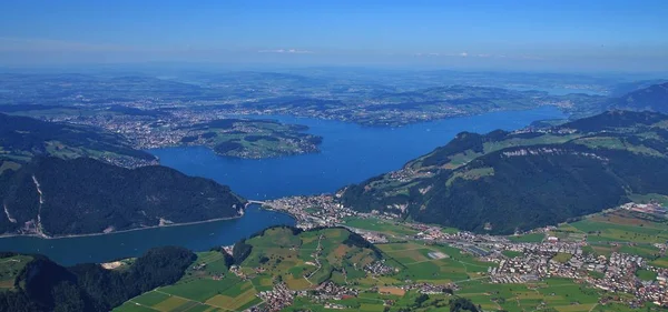 湖 Vierwaldstattersee と夏のルツェルン. — ストック写真