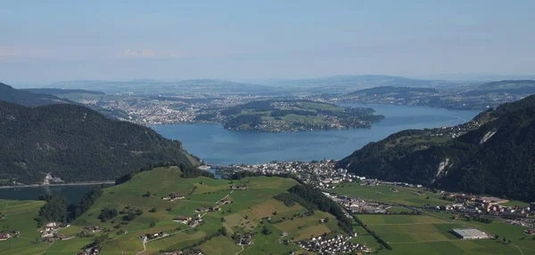 Vierwaldstattersee 湖、ルツェルン、緑の農地 — ストック写真