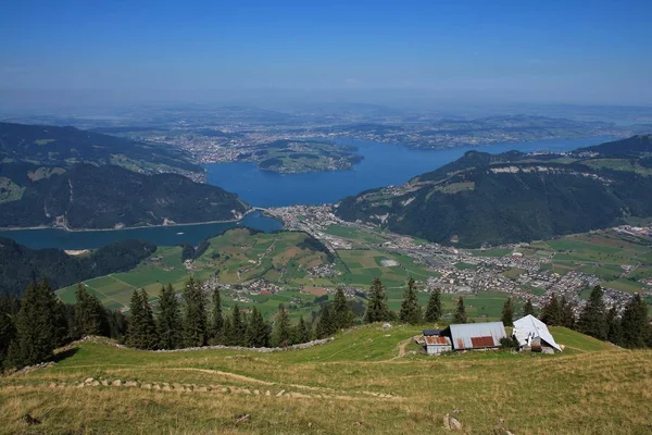 Vista à distância do lago Vierwaldstattersee e Lucerna — Fotografia de Stock