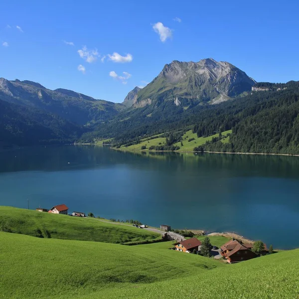 Зеленый луг, голубое озеро Вагитал и флюбриг — стоковое фото