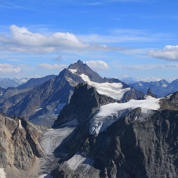 Hory a pohled z hory Titlis, Švýcarsko. — Stock fotografie