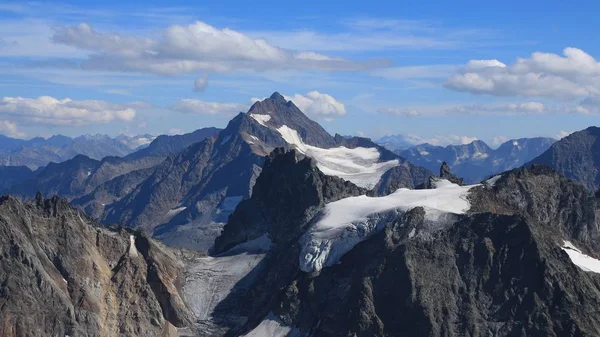 瑞士阿尔卑斯山的夏天，从铁力士山. — 图库照片