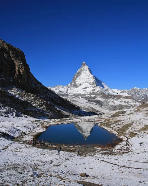 Matterhorn mirroring in lake Riffelsee — Stockfoto