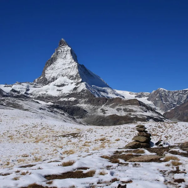 Snow covered Matterhorn and cairn — Stock Photo, Image