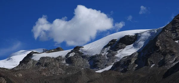 Moln över glaciären Findel i Zermatt. — Stockfoto