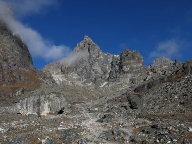 Cho La geçidi doğru giden yol