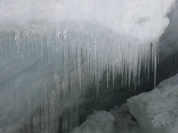 Icicles στην άκρη ενός παγετώνα — Φωτογραφία Αρχείου