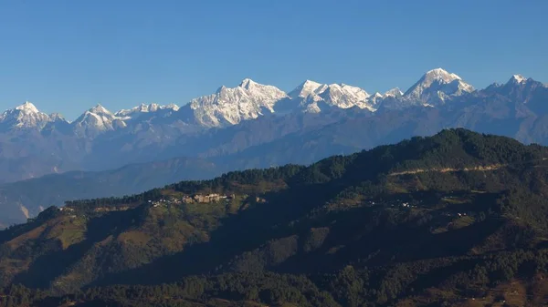 Toppen van de Himalaya en de groene heuvel — Stockfoto