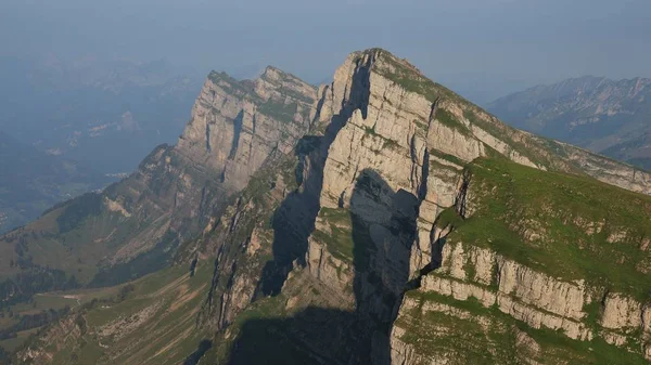 岩石层在 Churfirsten 山脉范围内 — 图库照片