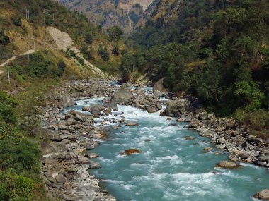 Marsyangdi Nehri. Turkuaz nehir Annapurna koruma alanı, Nepal.