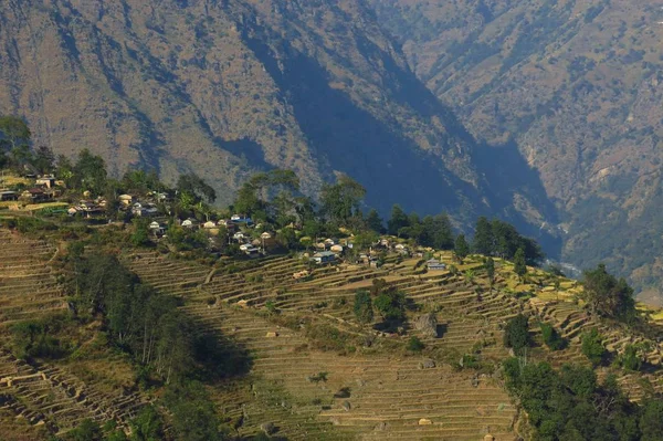 Naya Gaun, by på en bergsrygg ovan Syange — Stockfoto