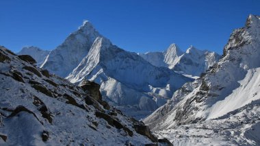 Ama Dablam Dağı yeni kar yağışından sonra