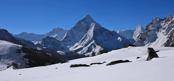 Mount Ama Dablam and other high mountains — Stock Photo, Image