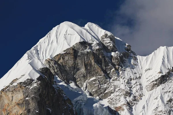 Glaciar cubierto pico del monte Lobuche Este —  Fotos de Stock