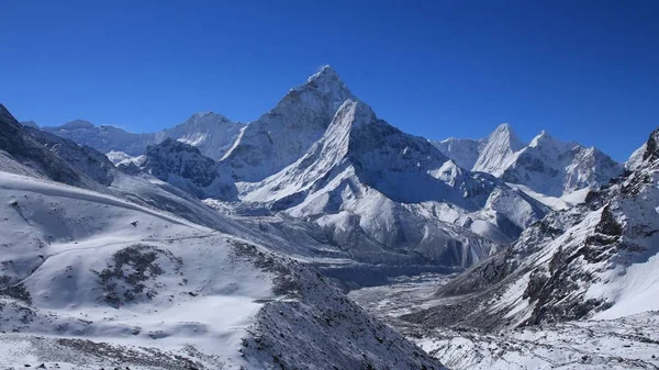 Mount Ama Dablam and other high mountains — Stock Photo, Image