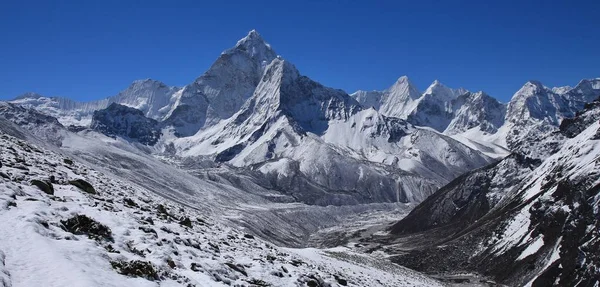 Mount ama dablam und andere hohe Berge — Stockfoto