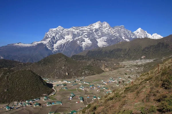 Sherpa falu Khumjung és a magas hegyek — Stock Fotó