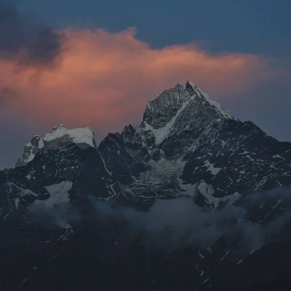 Mont Thamserku au coucher du soleil — Photo