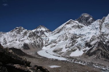 Everest Dağı ve Khumbu Buzulu