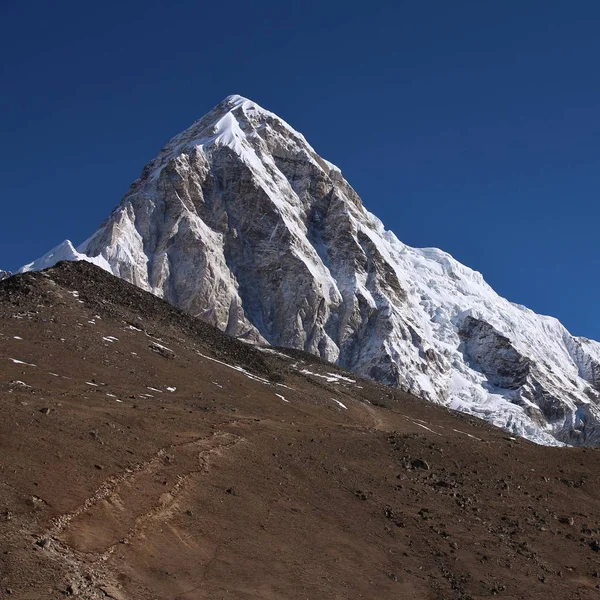 Pumori-Berg und Pfad in Richtung Kala Patthar — Stockfoto