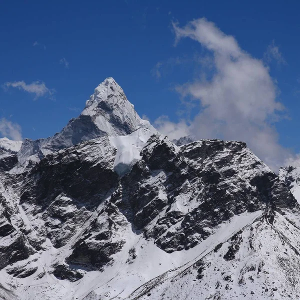 Peak of mount Ama Dablam — Stock Photo, Image