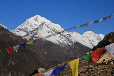 Kar dağ ve dua bayrakları şapkalı