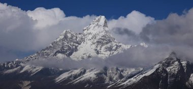 Ama Dablam bulutlu bir günde